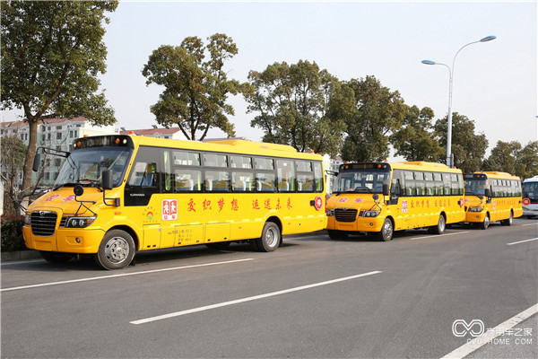 即將駛向泰安的海格校車車隊(duì).JPG